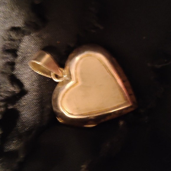 Beautiful Silver heart shaped locket. - Picture 1 of 2